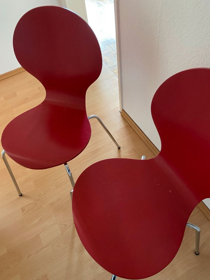 Vier rote Stühle, stapelbar in Oldenburg