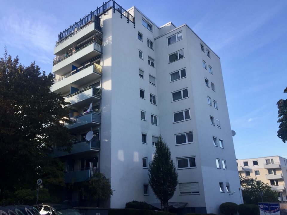 Erstbezug nach Renovierung: Geschmackvolles Single-Apartment mit Balkon und TG-Stellplatz in Frankfurt am Main