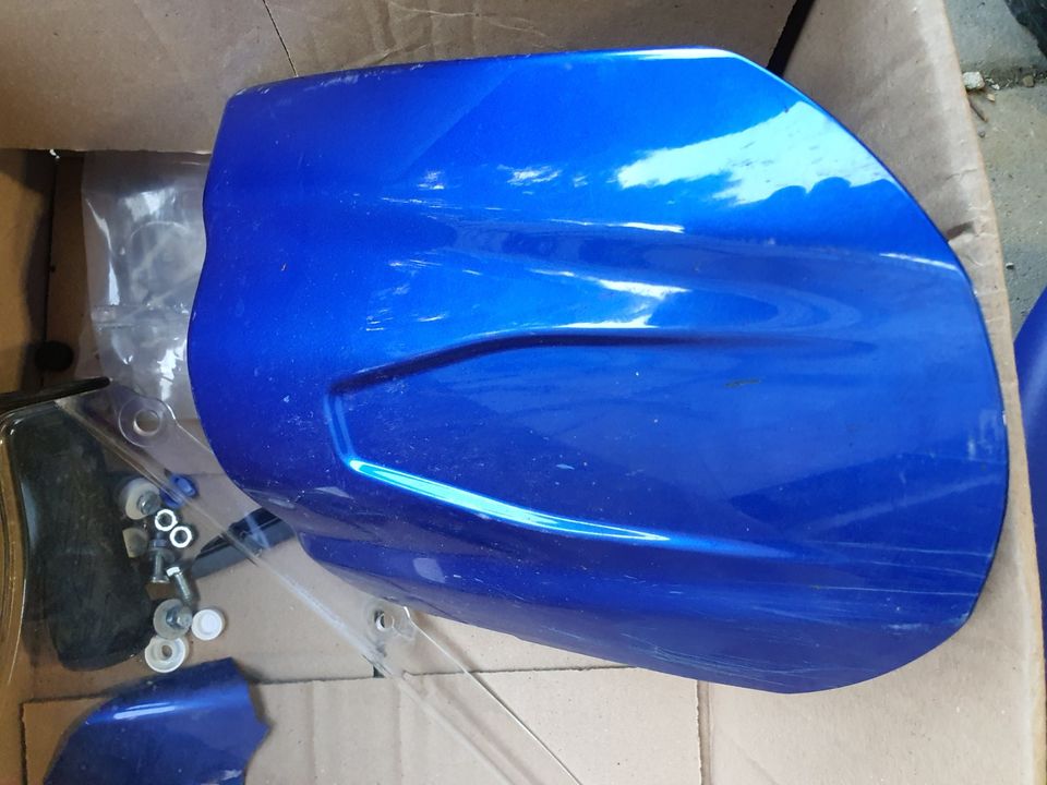 Suzuki GSX-R 600 K8 Soziusabdeckung blau verkratzt in Simmerath