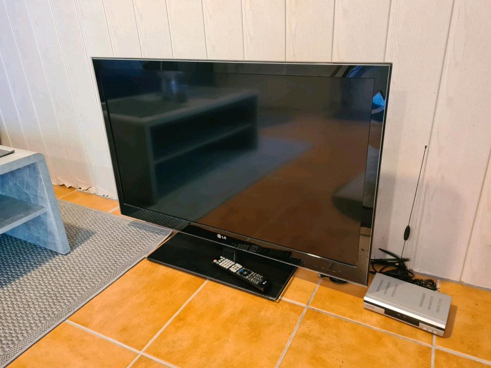 LG Fernseher mit Fernbedienung vollfunktionsfähig in Berlin