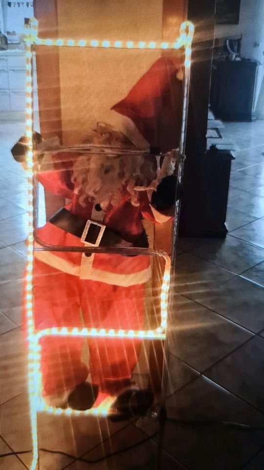 Santa Claus kletternd auf Lichtleiter in Plaidt