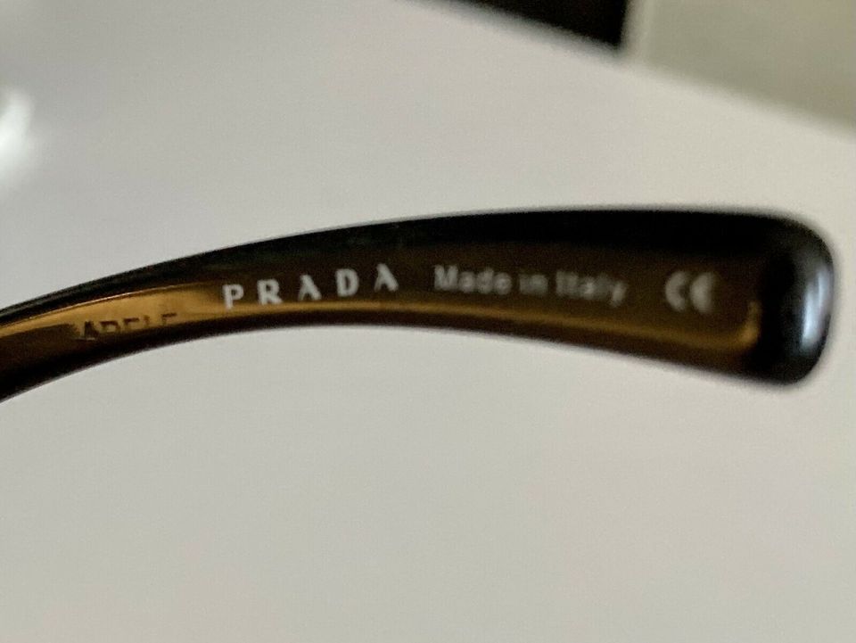 Sonnenbrille Damen - PRADA mit Etui in Zorneding