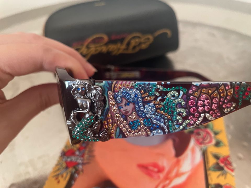 Eckige Ed Hardy Sonnenbrille mit Blumen und Meerjungfrauen y2k in Berlin