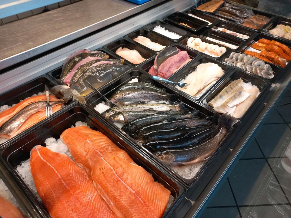 Fischladen Fischgeschäft Forelle Saibling Karpfen Stör geräuchert in Rötz