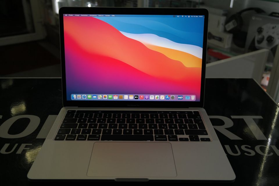 Apple MacBook Pro 13,3"(2020) M1/8GB/512GB Touch Bar Silber W.NEU in Berlin