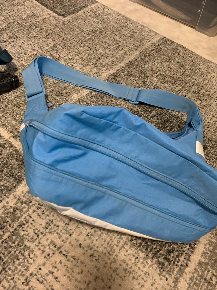 Sporttasche blau/weiß mit Reißverschluss in Stade