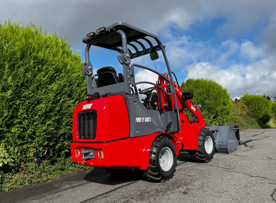 TOYO Radlader 826 Hoflader Kubota Motor Hoftraktor Winteraktion in Zülpich