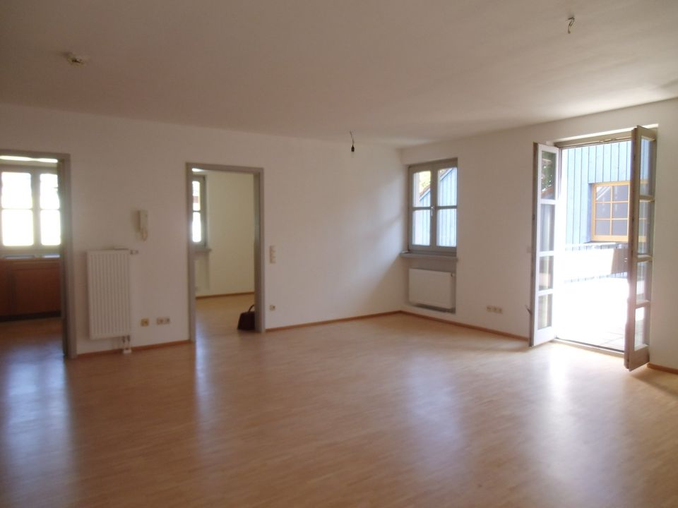 2-Zimmer-Wohnung mit großer Dachterrasse, hell und zentral in Geisenhausen