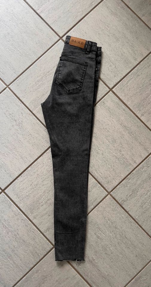 na-kd Skinny Jeans mit hoher Taille - Gr. 36 - Grau - Neuw.! in Borgentreich