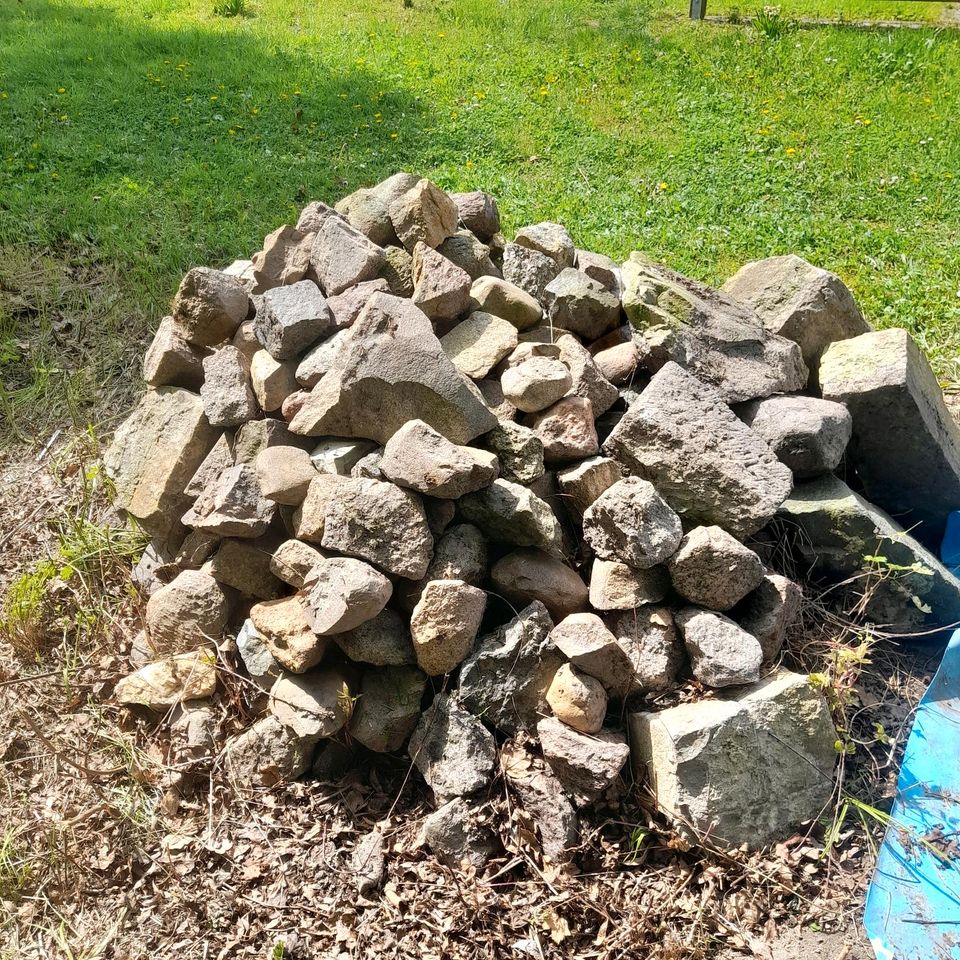 Feldsteine zum Tausch gegen ein Kastenbier in Aken