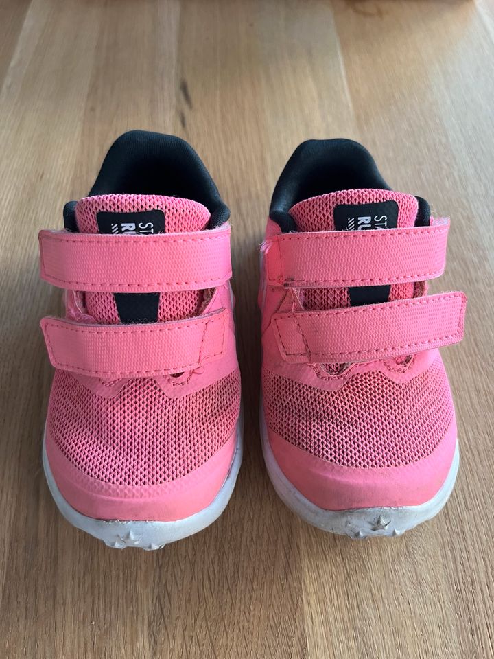 Baby Kinder Sneaker Sportschuh Nike pink Gr. 21 in Berlin