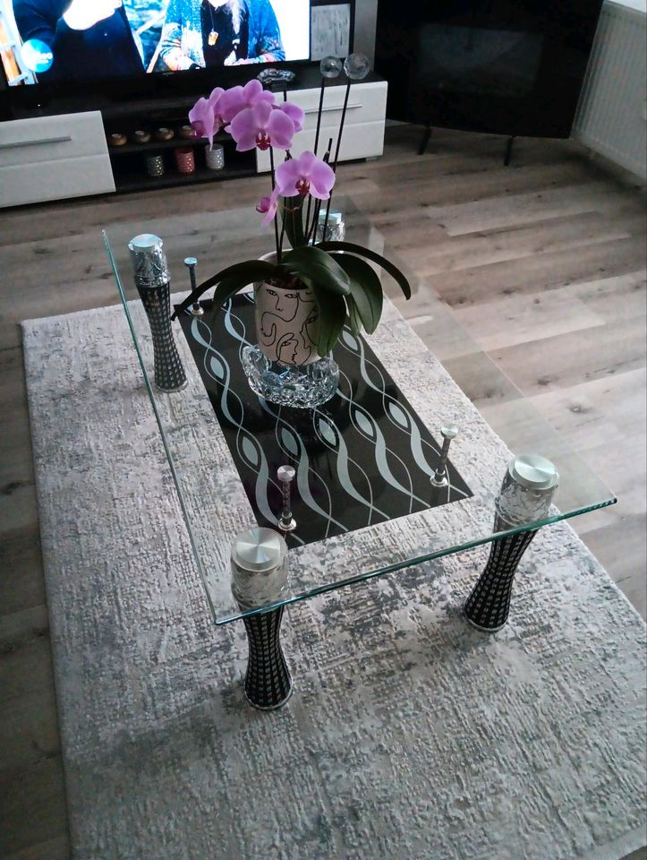 Wohnzimmertisch aus Glas mit Hängeboden in Kelkheim