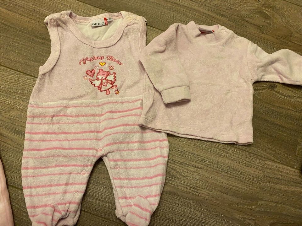 5 Teile Babykleidung Strampler Größe 50 rosa weiß in Nörvenich