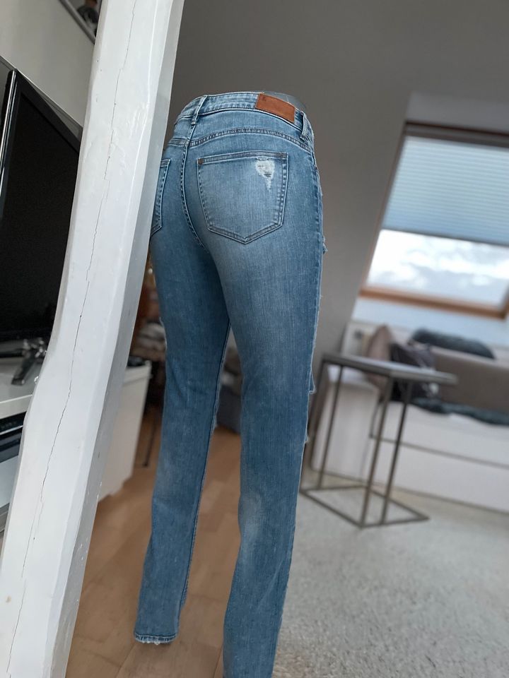 Jeans H&M regular waist  trashed 26 / 32 slim Top -wie Neu in Rostock