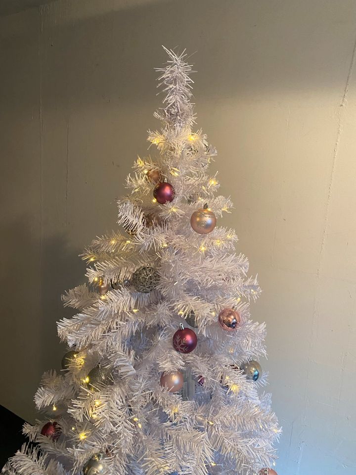 Weihnachtsbaum inklusive Schmuck, Spitze & Beleuchtung in Waren (Müritz)