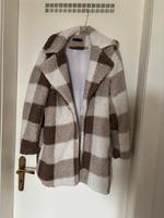 Flauschige Jacke in beige & weiß zu verschenken! Nordrhein-Westfalen - Gummersbach Vorschau