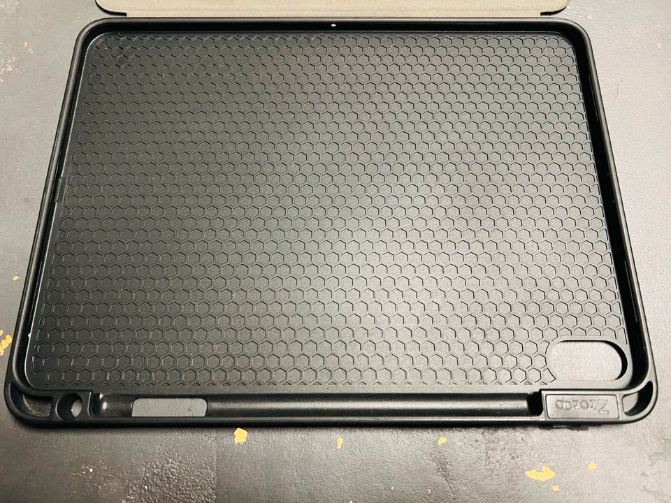 iPad 11“ 1. Generation schwarze Hülle case Schutz Stifthalter in Teltow