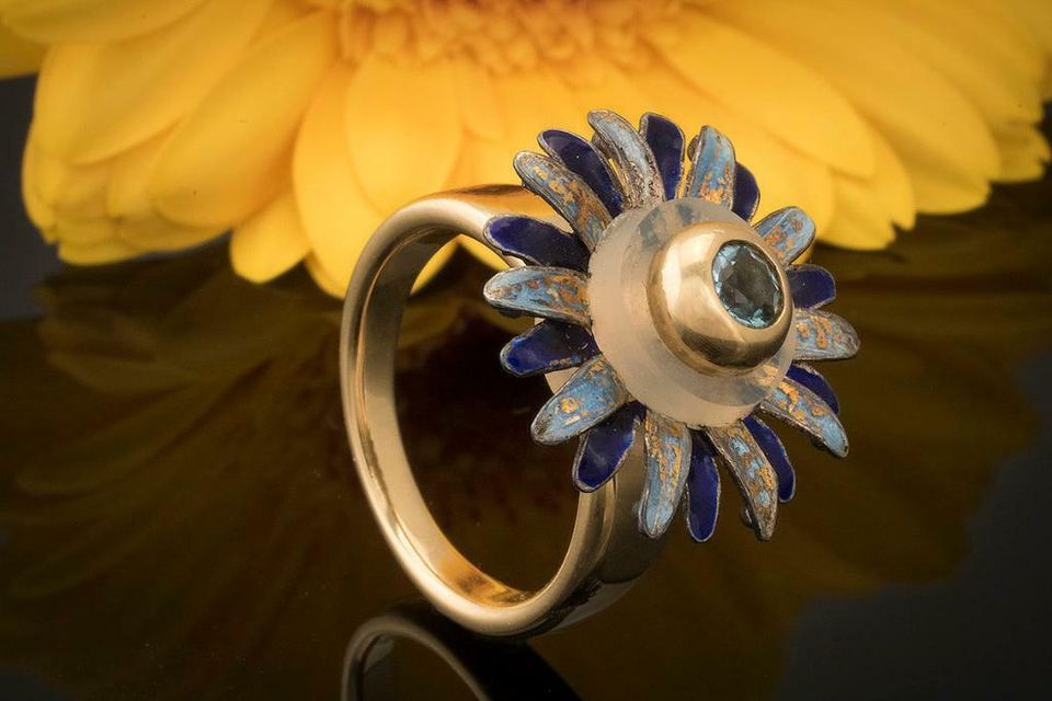 Charlotte Ring Blütezeit mit blauem Stein in 750er Gelbgold 18 ct in Wegberg