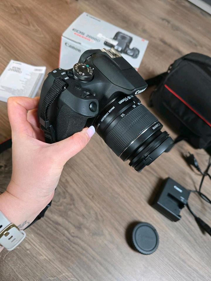 Digitalkamera, Spiegelreflexkamera Canon EOS 2000D, wie neu in Malching
