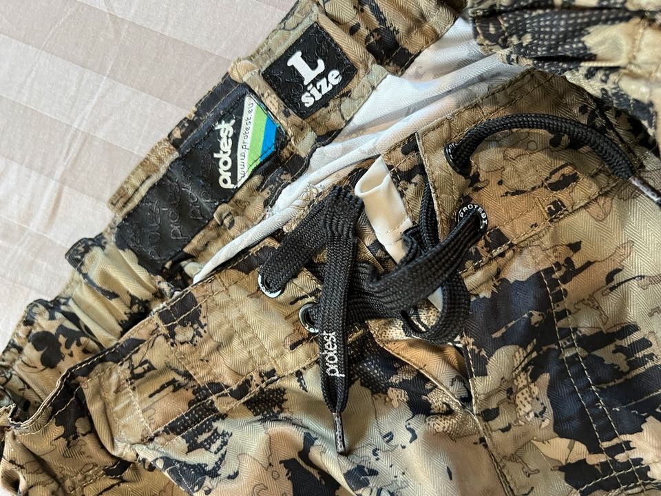 Protes Surfer Badeshorts Camouflage Army Look Gr. L in Würzburg