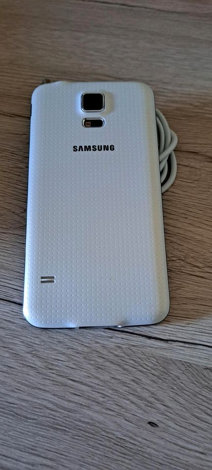 Handy Smartphone Samsung Galaxy S5 mit Ladekabel in Hennigsdorf