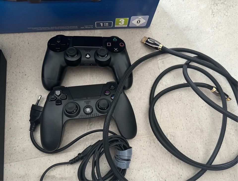 PlayStation 4 1 TB mit Controller in Dresden