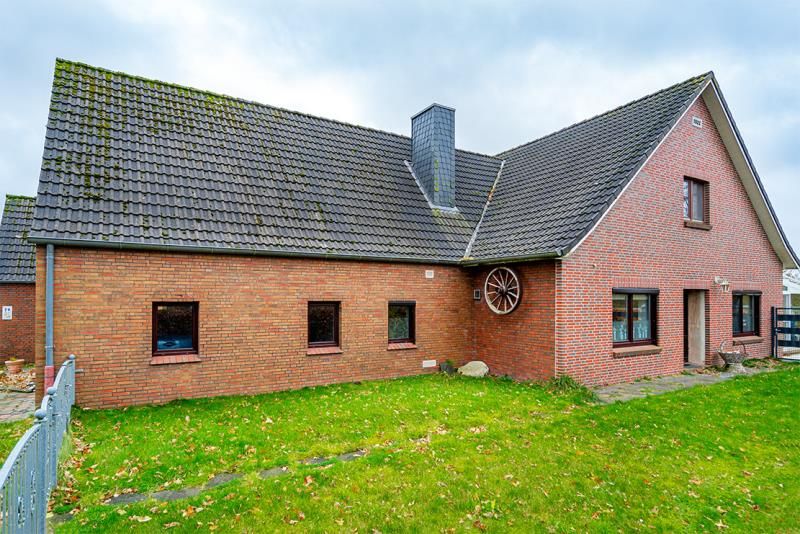 Wittmund: Großzügiges Zweifamilienhaus mit Wintergarten und Weideland in Wittmund