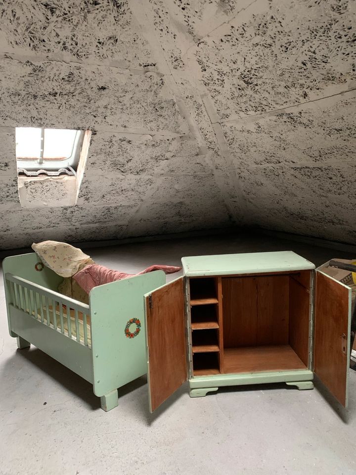 100 Jahre altes Puppenbett und -Schrank aus Holz in Bad Soden am Taunus