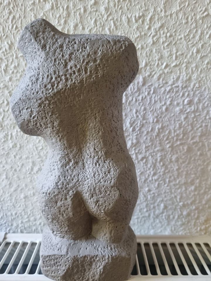 Kleine Büste Beton oder Gips von Jysk Figur in Niebüll