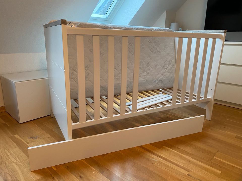 Babybett / Kinderbett mitwachsend mit und ohne Gitter 70x140 Weiß in Düsseldorf