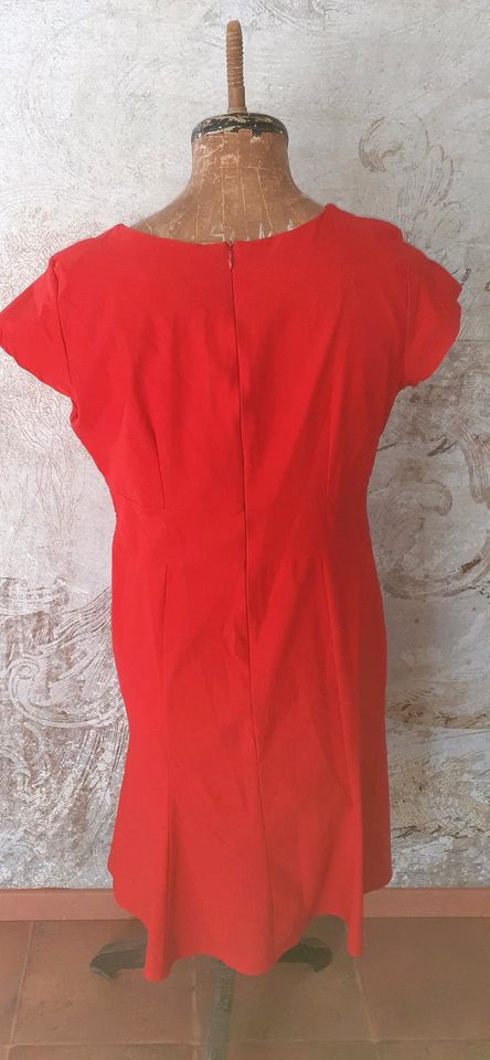 Rotes Kleid, Pinup Stil, Schleife,  glockiger Rock Gr.42 in Zeithain