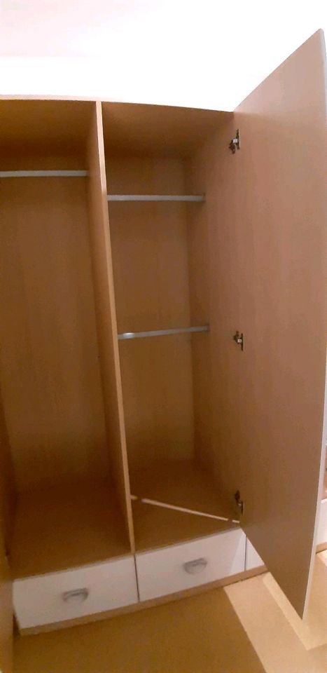 Kinderzimmer, Bett, Kleiderschrank, Schreibtisch in Oberpleichfeld