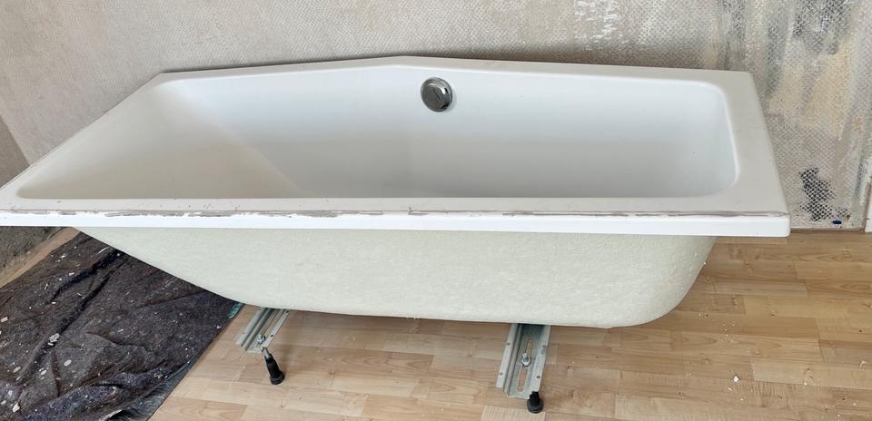 Badewanne makellos mit Hansgrohe Armatur, Brause, Ständer, Ablauf in Horb am Neckar