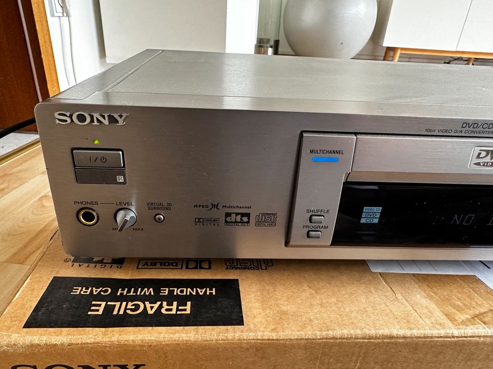 SONY DVD / CD Player QS Front DVP- S725D silber in Vaterstetten