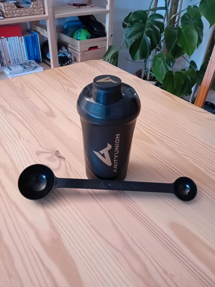 Fitness Shaker und Mess-Löffel in Nürnberg (Mittelfr)