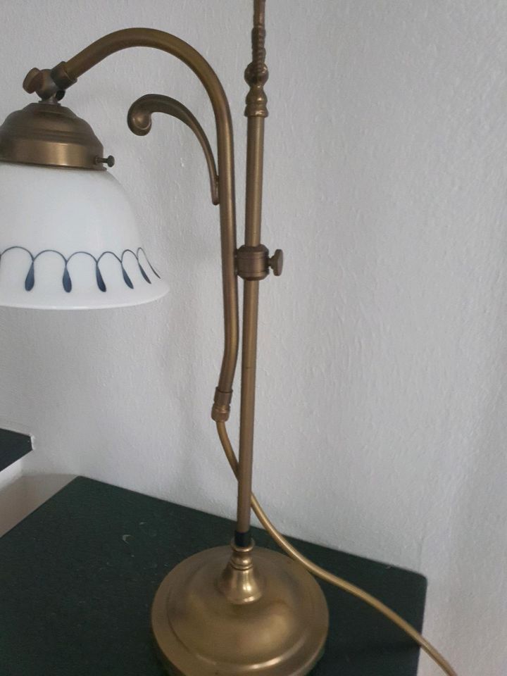 Berliner Messing-Tischlampe mit Opalglasschirm in Recke