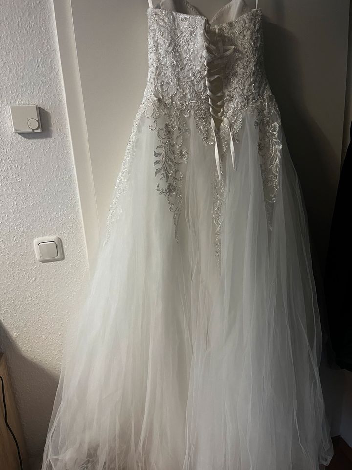 wunderschönes Brautkleid inkl. Schleier und Reifrock in Bergisch Gladbach