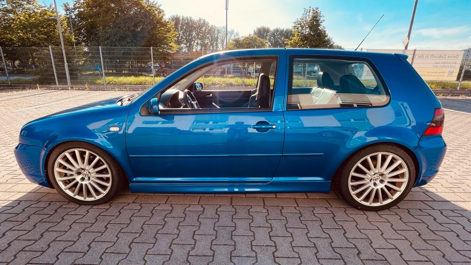 VW Golf 4 R32, Modell 2003, deepblue-perleffekt in Römerberg