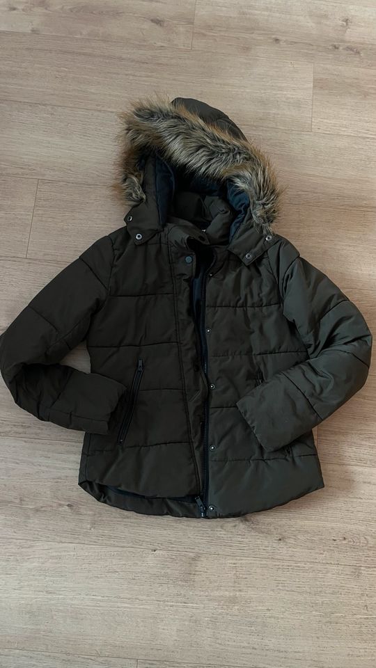 Dunkelgrüne Winterjacke von H&M Gr.S in Pretzfeld