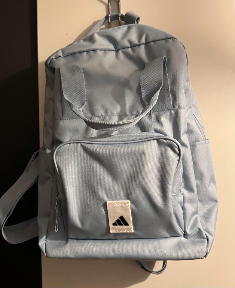 Adidas Rucksack in babyblau in Ludwigsfelde