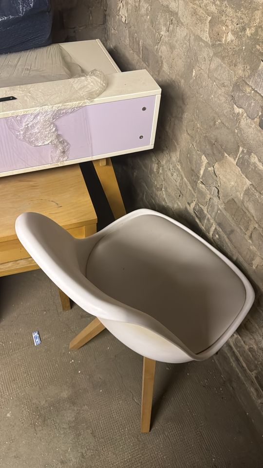 Weisser Schreibtisch Buche Stuhl passend in Berlin
