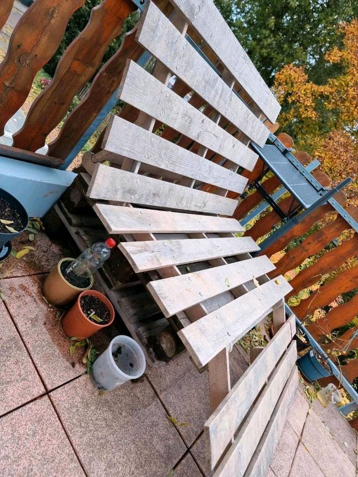 Echtholz Sitzbank für Balkon Garten DIY self-made auf 2 Paletten in Altenstadt