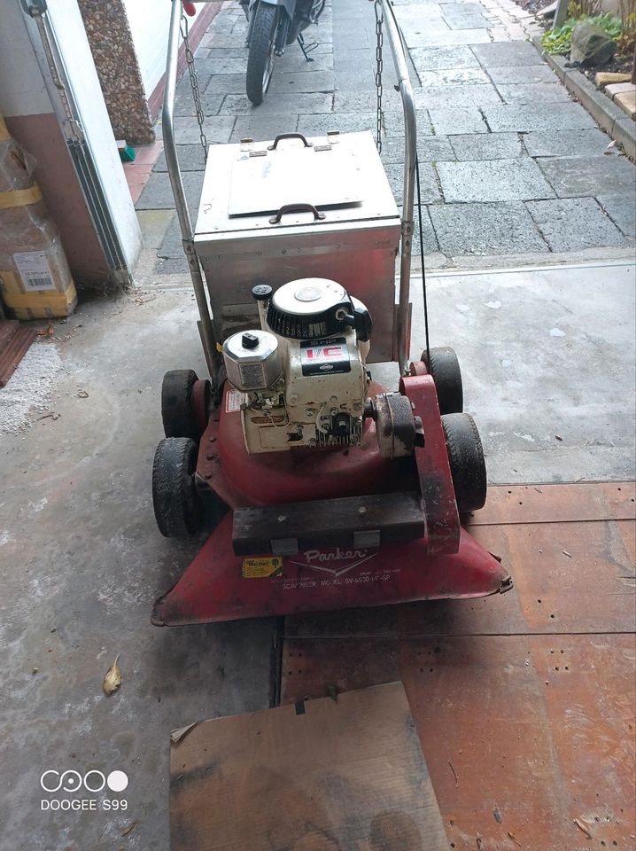 LaubsaugerParker mit 6 PS Briggs& Stratton Motor in Mönchengladbach