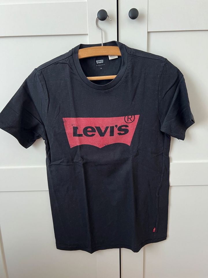 4 Levi’s T-Shirts Gr. XS / schwarz, dunkelblau, hellblau/ Herren in Alzenau