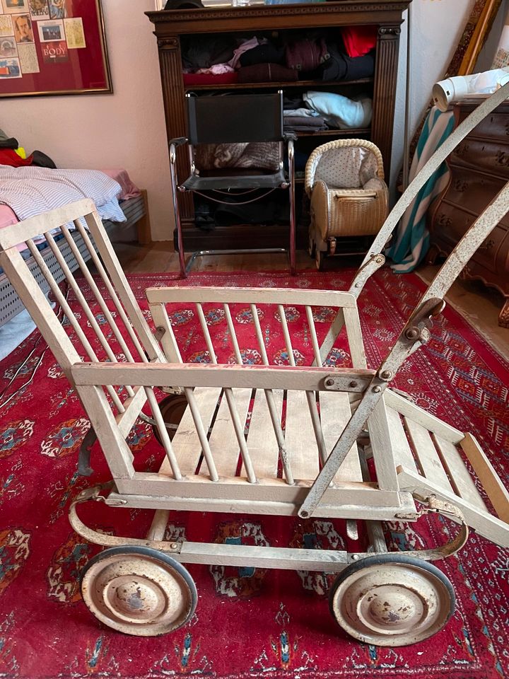 Antiker Puppenwagen / Kinderwagen in Hollfeld