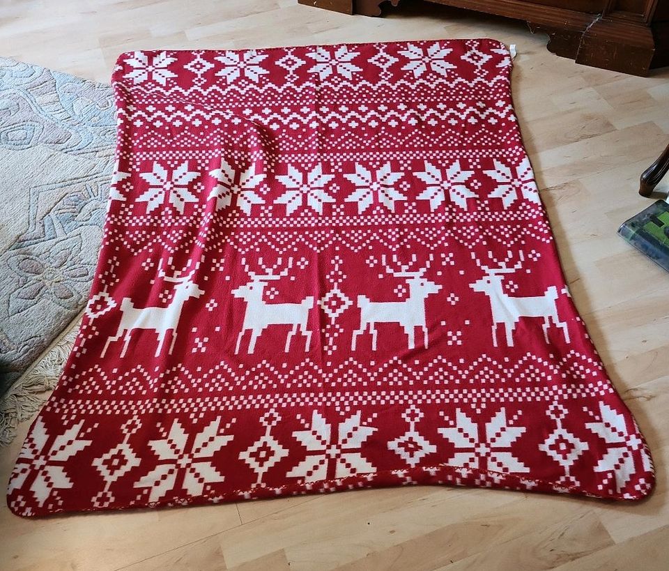 Kuscheldecke NEUW 150×120 cm rot weiß skandinavisches Muster in Leipzig