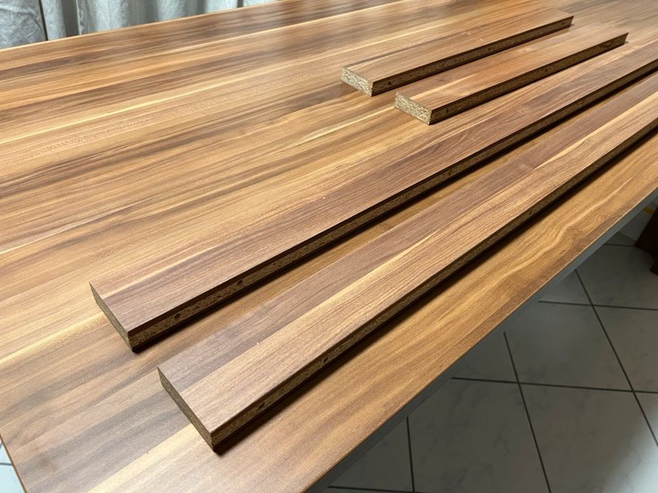 Schöner Tisch mit Holzoptik, 180 cm lang in Essen