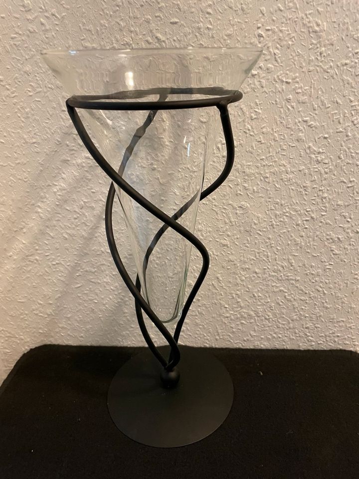 Vase aus Glas mit Metallständer in Gleichen