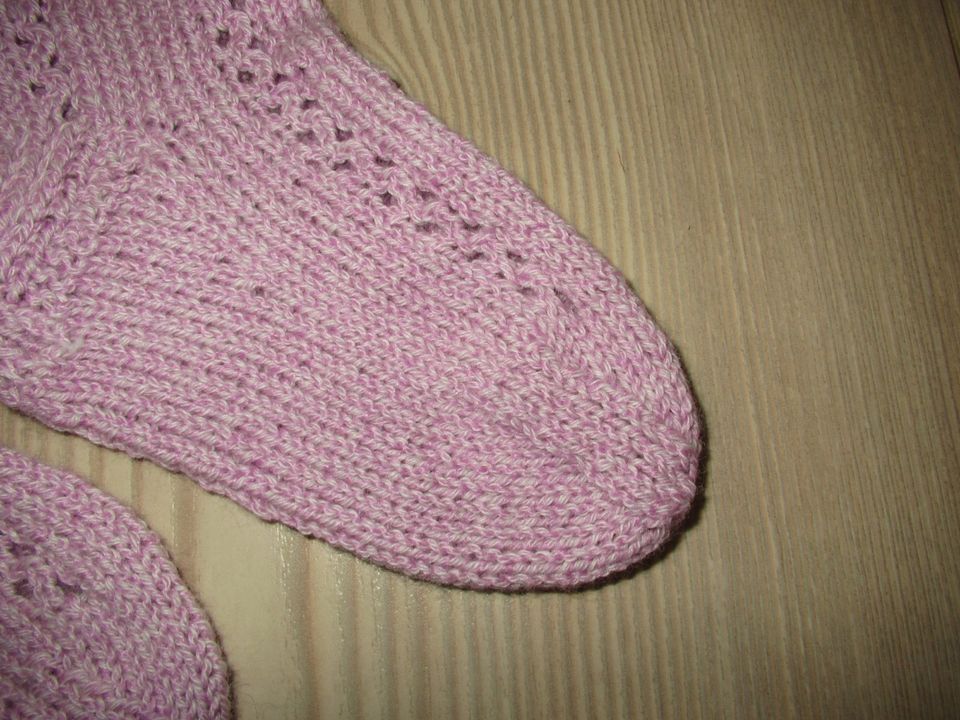 1 Paar schöne weiche gestrickte/handgestrickte Socken/Söckchen in Bad Hönningen