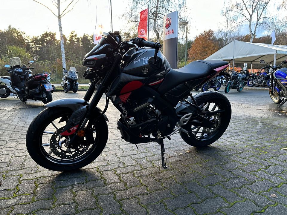 Yamaha MT-125 MT 125 Dark Side Akrapovic Zub. 2500.-€ in Hanau